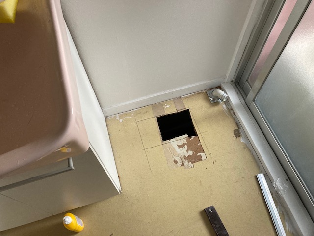 洗面所の床の穴